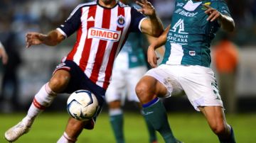 Sabah (izq.) disputa el esférico  ante la marca de un defensa del León, ayer, en duelo de la Copa MX.