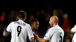 Jugadores del FC Basel celebran su victoria sobre el Chelsea para arrancar con pie derecho su paso por la Liga de Campeones de la UEFA.