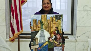 La ecuatoriana Naja Quintero muestra su obra "El Sueño Americano" durante la exposición "¿Qué significa para mí Ciudadanía?", en Newark, Nueva Jersey.