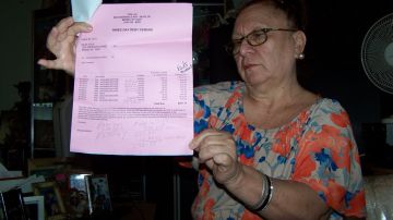 La puertorriqueña Nilda Hock, quien vive hace 40 años en 1520 de la Avenida Sheridan, muestra el documento con los pagos extras.