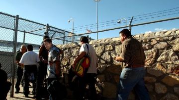 Migrantes deportados cruzan la frontera en El Paso, Texas hacia México.