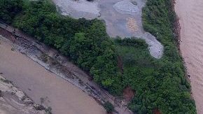 Los eventos meteorólogicos dejaron al menos 81 muertos. En la foto, una de las carreteras inundadas en Guerrero.