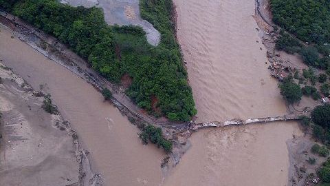 Los eventos meteorólogicos dejaron al menos 81 muertos. En la foto, una de las carreteras inundadas en Guerrero.