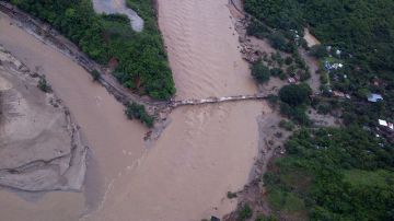 Los eventos meteorólogicos dejaron al menos 81 muertos. En la foto, una de las carreteras inundadas en Guerrero.