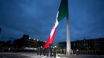 A las 7:19 horas en México izó la bandera a media hasta.