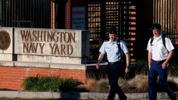 La mayoría de las oficinas de la Marina en Washington DC abrieron este jueves, aunque las investigaciones continúan dentro del edificio donde ocurrió la masacre.