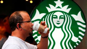 Starbucks aclaró que sus trabajadores no prohibirán la entrada a los clientes que porten armas.