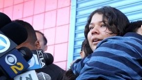 Gabriela Sánchez (centro), hija mayor de la víctima,   sostiene a su hermano menor,  Isaac, durante la rueda de prensa para encontrar al asesino.