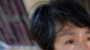 Josefina Delgado muestra su tarjeta de subsidios alimenticios.