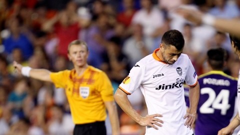 Javi Fuego aparece cabizbajo luego de que el Swansea derrotara al Valencia, que no encuentra la brújula.