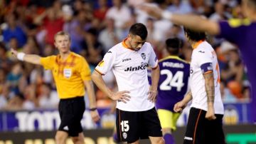 Los jugadores del Valencia lucen abatidos tras la derrota ante Swansea.