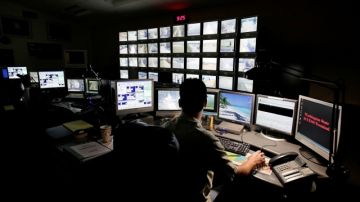 Monitores reflejan imágenes de un video de vigilancia de la frontera con México en un local de la Patrulla Fronteriza en Blaine, Washington.