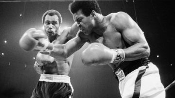 Ken Norton (izq.) golpea a Muhammad  Ali en el rostro durante el combate celebrado el 10 de septiembre de 1973,  en Inglewood, California.