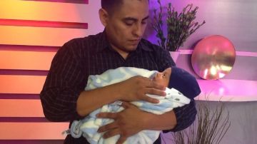 Ulises Guerrero junto a su hijo Isaac de 4 semanas de nacido.