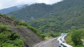Autobuses se dirigen a recoger turistas a la ciudad de Acapulco por la recién abierta vía que comunica con la Ciudad de México.