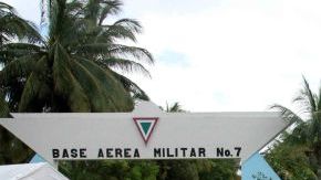 Turistas en espera de conseguir vuelos en la Base Aérea Militar número 7, ubicada en el balneario de Pie de la Cuesta, en Acapulco.