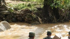 Miembros de las fuerzas armadas y autoridades civiles realizan la búsqueda del helicóptero.