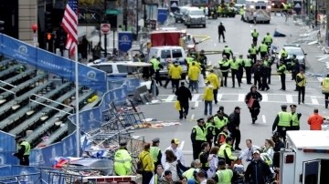 Socorristas ayudan en la línea de meta del Maratón de Boston 2013 tras la explosión en abril.