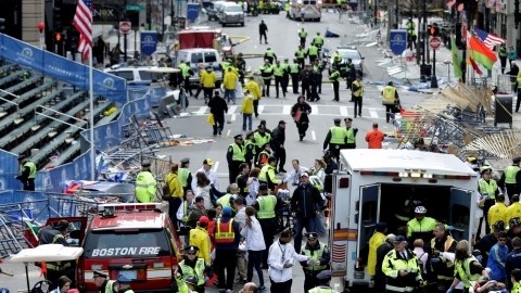 Socorristas ayudan en la línea de meta del Maratón de Boston 2013 tras la explosión en abril.
