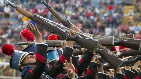 Cadetes de policía participan el 15 de septiembre de 2013, en los actos de independencia de Honduras en Tegucigalpa.