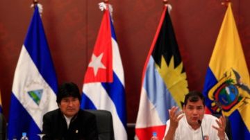 Presidentes Evo Morales (izq.), Bolivia; y Rafael Correa, Ecuador, en la cumbre de la ALBA.