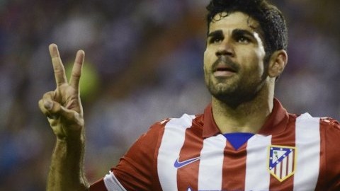 El delantero brasileño del Atlético de Madrid, Diego Costa, celebra su gol, segundo del equipo