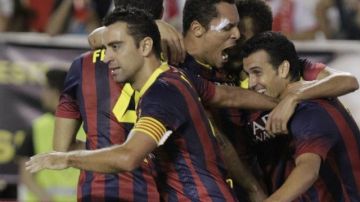 Los jugadores del FC Barcelona celebran el gol marcado por su compañero Pedro Rodríguez