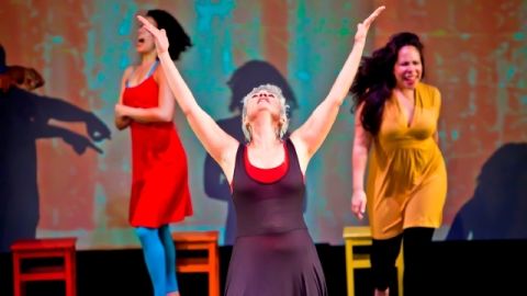 La obra es una  colaboración entre El Teatro Pregones y el Teatro Rodante Puertorriqueño. Aquí una escena.