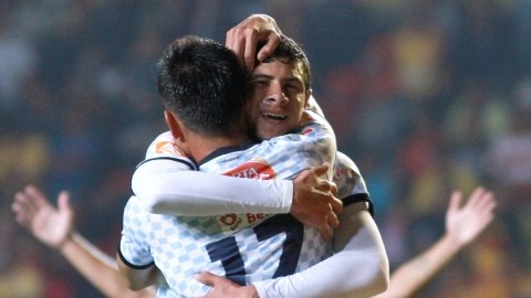 Luis Madrigal es felicitado por Eduardo Zavala (17) luego de anotarle a Monarcas en el Estadio Morelos ante 13,542 aficionados.