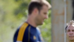 Bruce Arena dirigiendo la práctica de ayer del Galaxy.