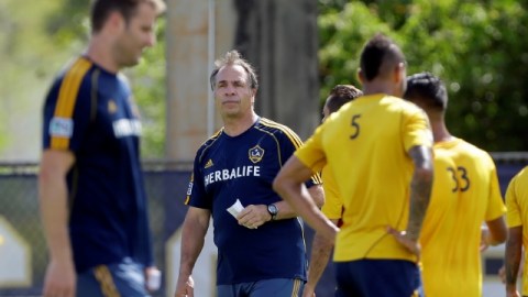 Bruce Arena dirigiendo la práctica de ayer del Galaxy.
