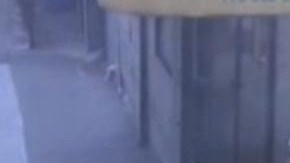 Cámaras de seguridad captaron al sospechoso cerca de la estación del tren.