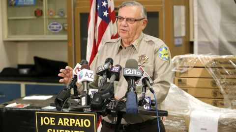 La Conferencia Latina de Mujeres rechazó la participación de Arpaio basándose en un fallo judicial que lo acusa de perseguir a hispanos por su perfil racial.