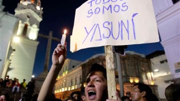 Ecuatorianos protestan para que no se permita el paso de las petroleras en el Parque Nacional Yasuni.