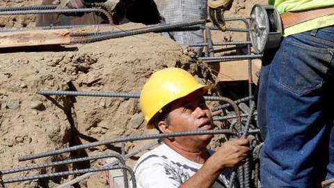 Los trabajadores latinos en ocasiones carecen de derechos básicos en sus lugares de trabajo.