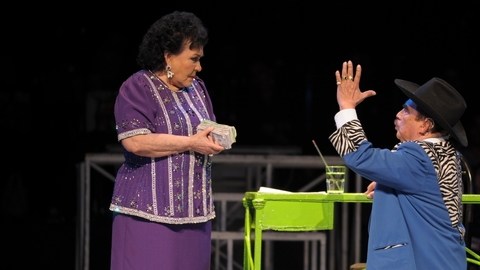 Carmen Salinas y Ernesto Gómez Cruz en una escena de 'Aventurera'.