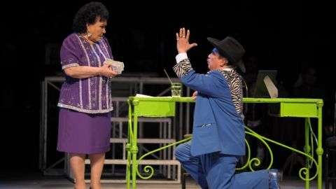 Carmen Salinas y Ernesto Gómez Cruz en una escena de 'Aventurera'.