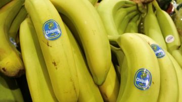Bananas Chiquita se observan en un supermercado. La empresa enfrenta demandas por millones de dólares.