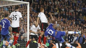 John Obi Mikel (der.) anota el segundo tanto del cuadro del Chelsea contra el Fulham en el Stamford Bridge de Londres.