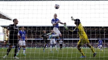 Steven Naismith, del Everton, marca un gol al Chelsea, pero al final el conjunto de Mourinho se llevó la victoria.