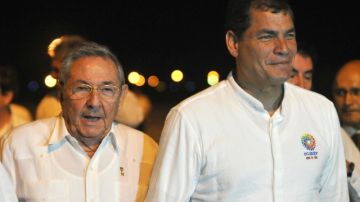 El presidente cubano, Raúl Castro (izq.), acompaña a su homólogo de Ecuador, Rafael Correa, durante la  visita de éste ayer a La Habana.
