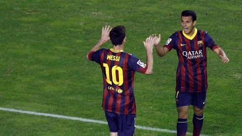 Pedro (d) celebra con Messi uno de sus tres goles al Rayo Vallecano.