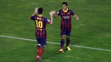 Pedro (d) celebra con Messi uno de sus tres goles al Rayo Vallecano.