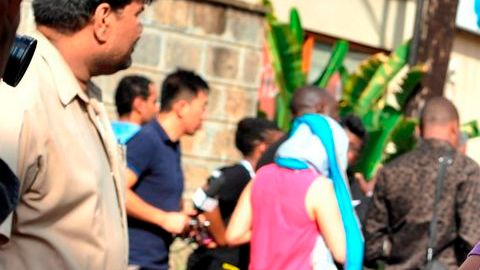 Un rescatista ayuda a un niño a abandonar el centro comercial atacado por el grupo de extremistas islámicos.
