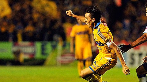 El jugador de la selección mexicana de fútbol, Lucas Lobos, habla con la prensa hoy, 23 de septiembre de 2013, al finalizar un entrenamiento en Ciudad de México. EFE