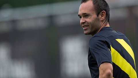 Andrés Iniesta durante un entrenamiento con sus compañeros 'culés'.