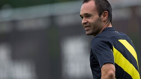 Andrés Iniesta durante un entrenamiento con sus compañeros 'culés'.