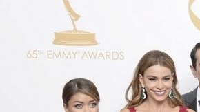 Sofía Vergara (izq. de rojo) con el resto del equipo de Modern Family, que ganó el Emmy a la Mejor Serie de Comedia.