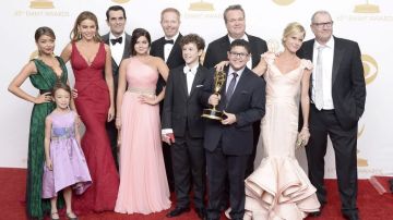 Sofía Vergara (izq. de rojo) con el resto del equipo de Modern Family, que ganó el Emmy a la Mejor Serie de Comedia.
