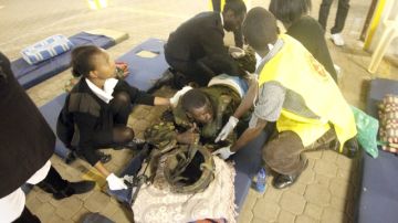 Un soldado de las Fuerzas Armadas de Kenia recibe primeros auxilios tras resultar herido en el ataque que dejó decenas de muertos.